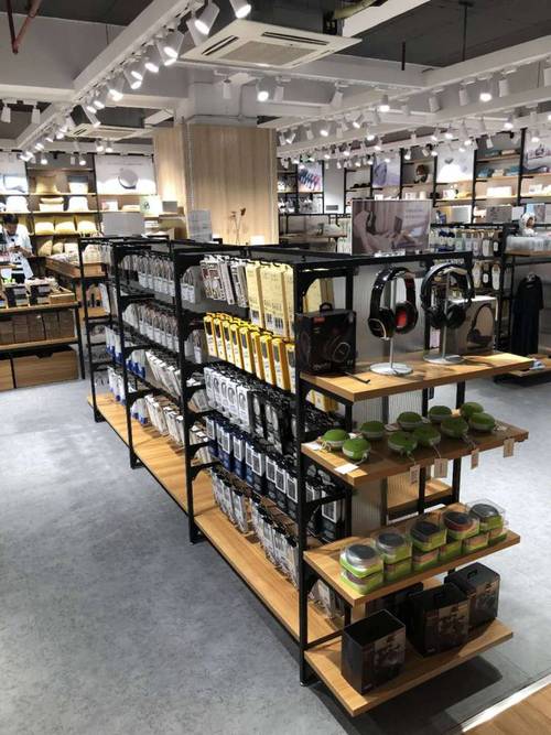 日用品卖场空间美学 多元展架定制新视角